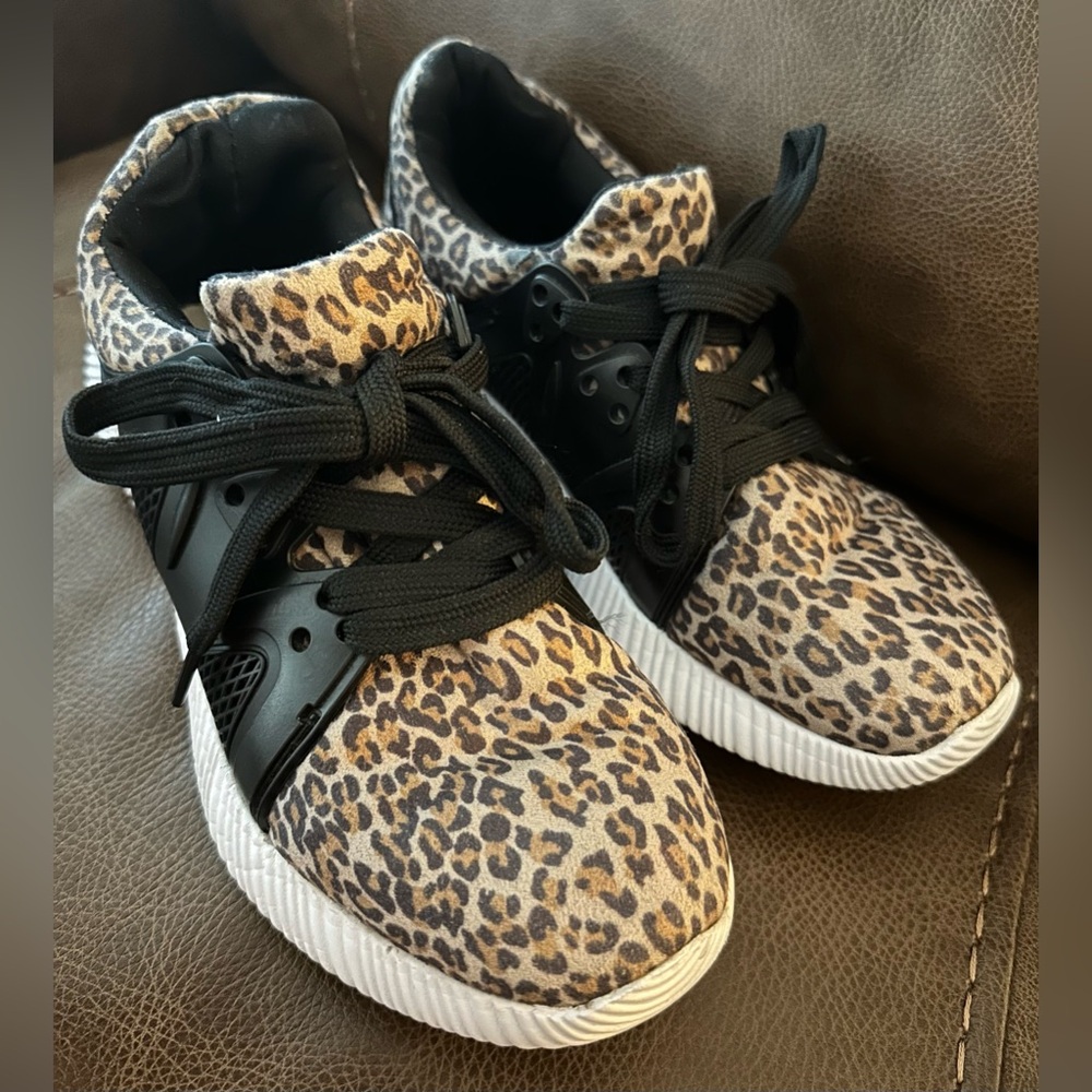 Women’s Size 5.5 Leopard Tennis Shoes.